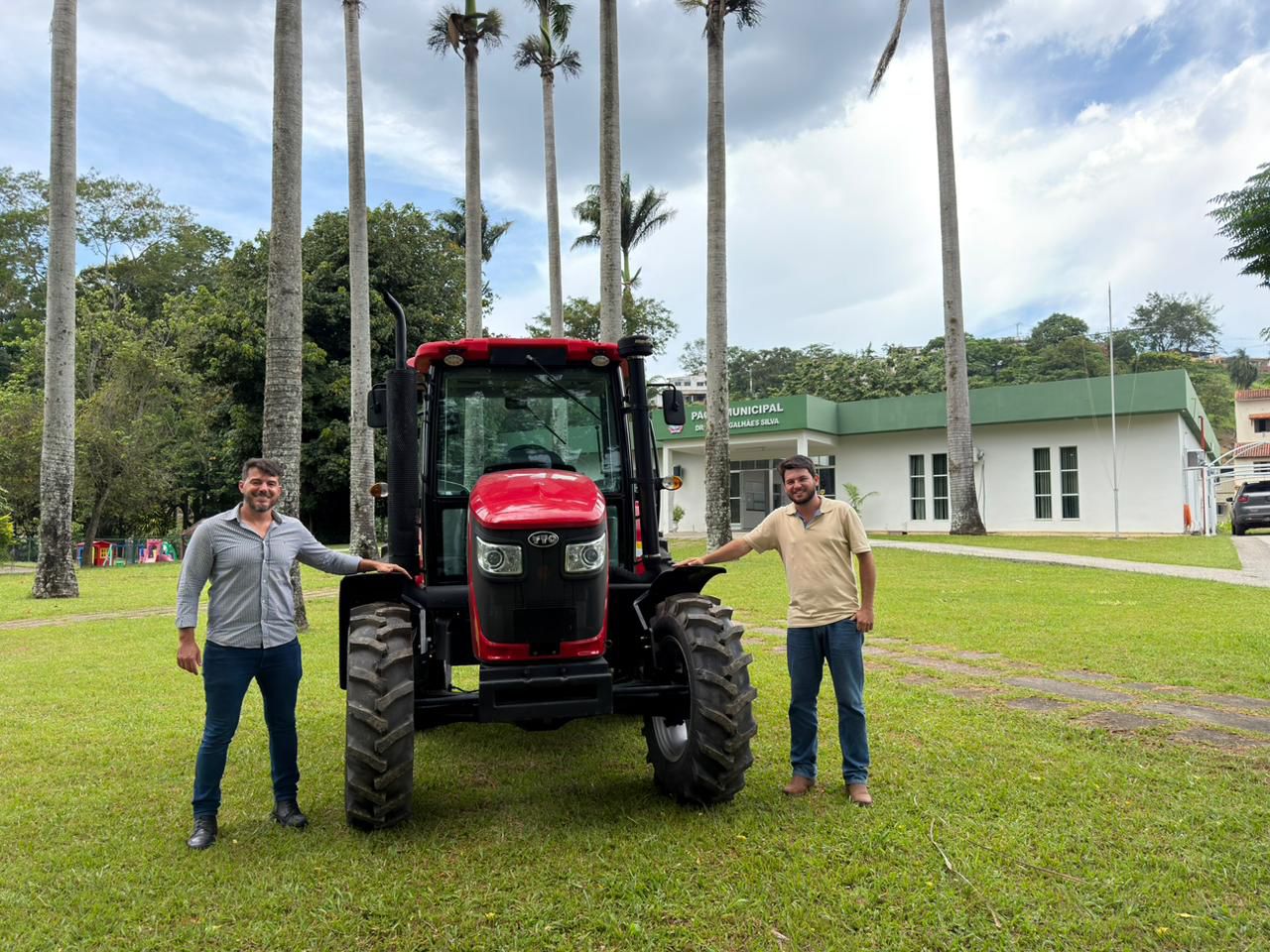 Novo trator amplia atendimento aos produtores rurais de Rio Claro