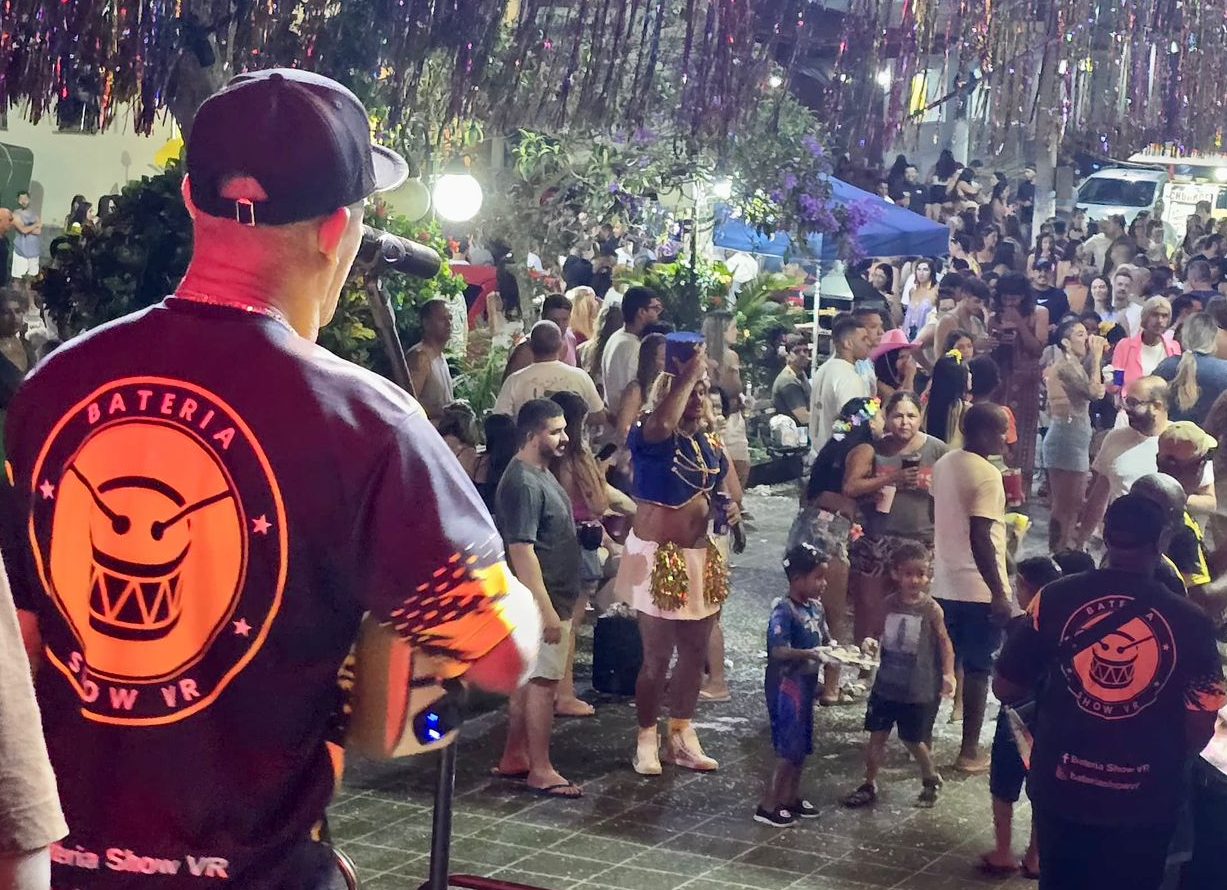 Praça Fagundes Varela lotada marca abertura do Carnaval 2026 em Rio Claro