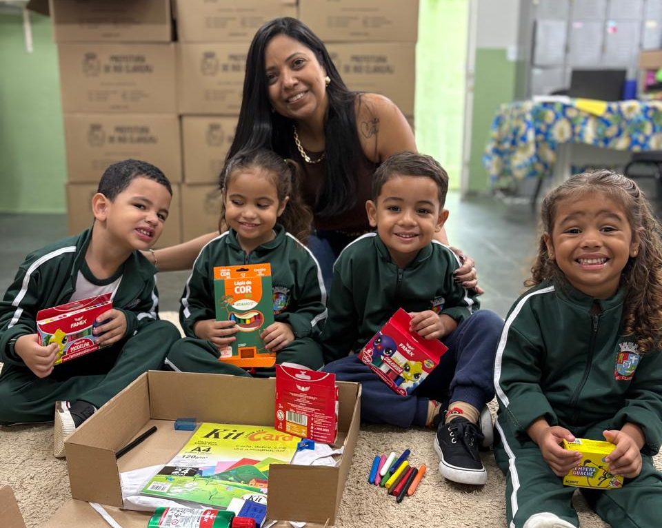 Distribuição de kits escolares começa em Rio Claro e reforça identidade dos alunos com o município