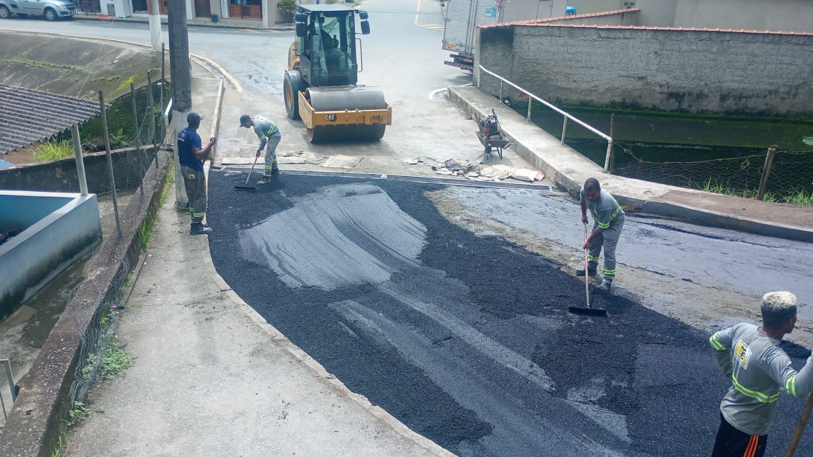 Prefeitura entra em fase de finalização da obra de drenagem e asfaltamento no Centro de Rio Claro
