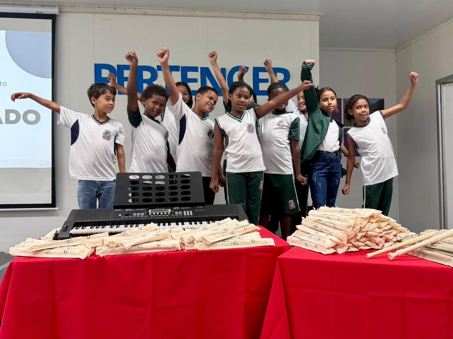 Educação integral em Rio Claro avança com entrega de instrumentos musicais nas escolas
