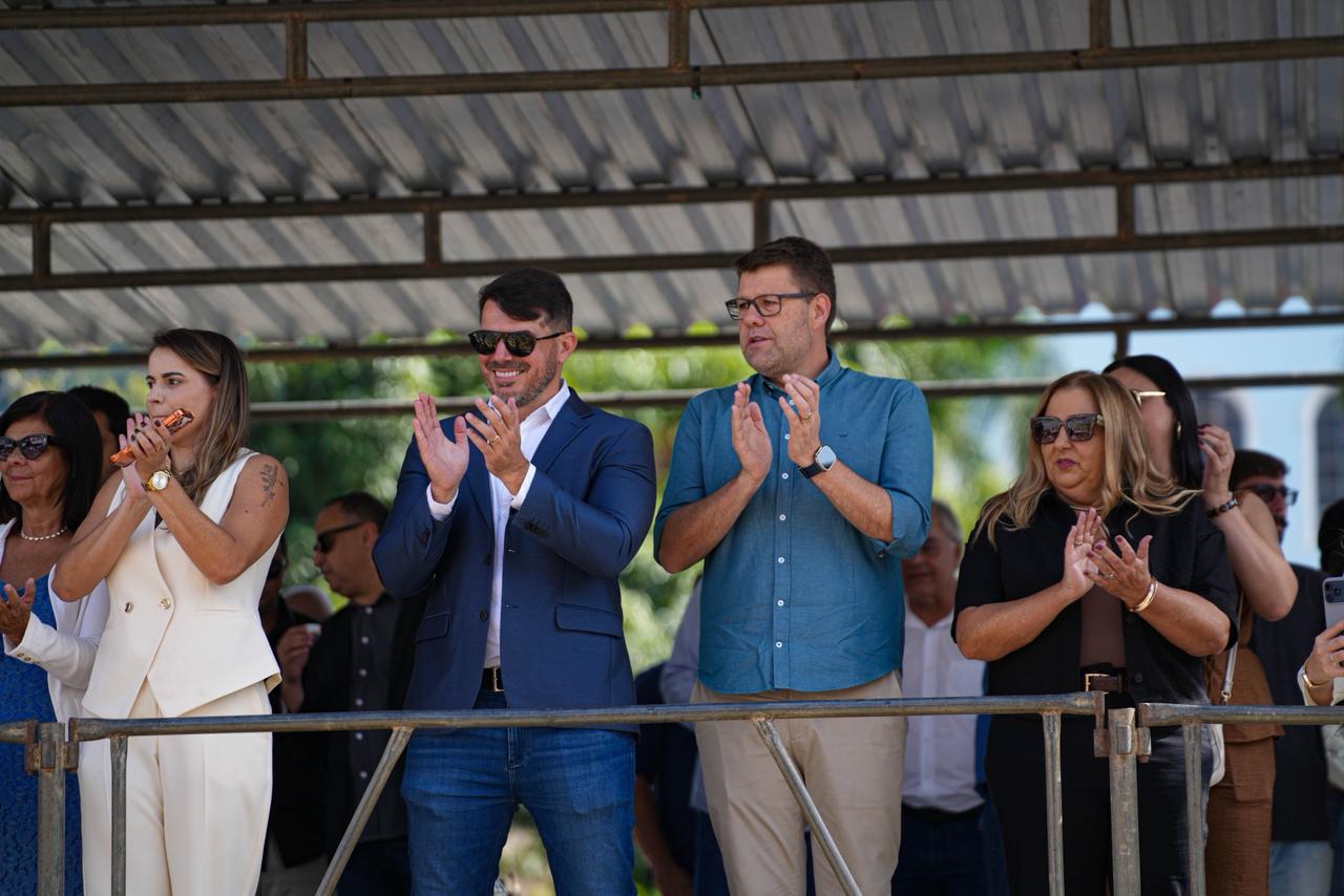 Cerca de duas mil pessoas participam de desfile cívico pelos 177 anos de Rio Claro