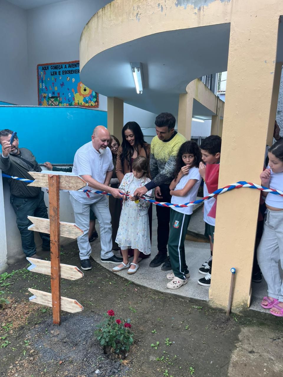 Escola de Lídice realiza primeira Semana Tcheca e inaugura Jardim de Rosas em homenagem à cidade europeia