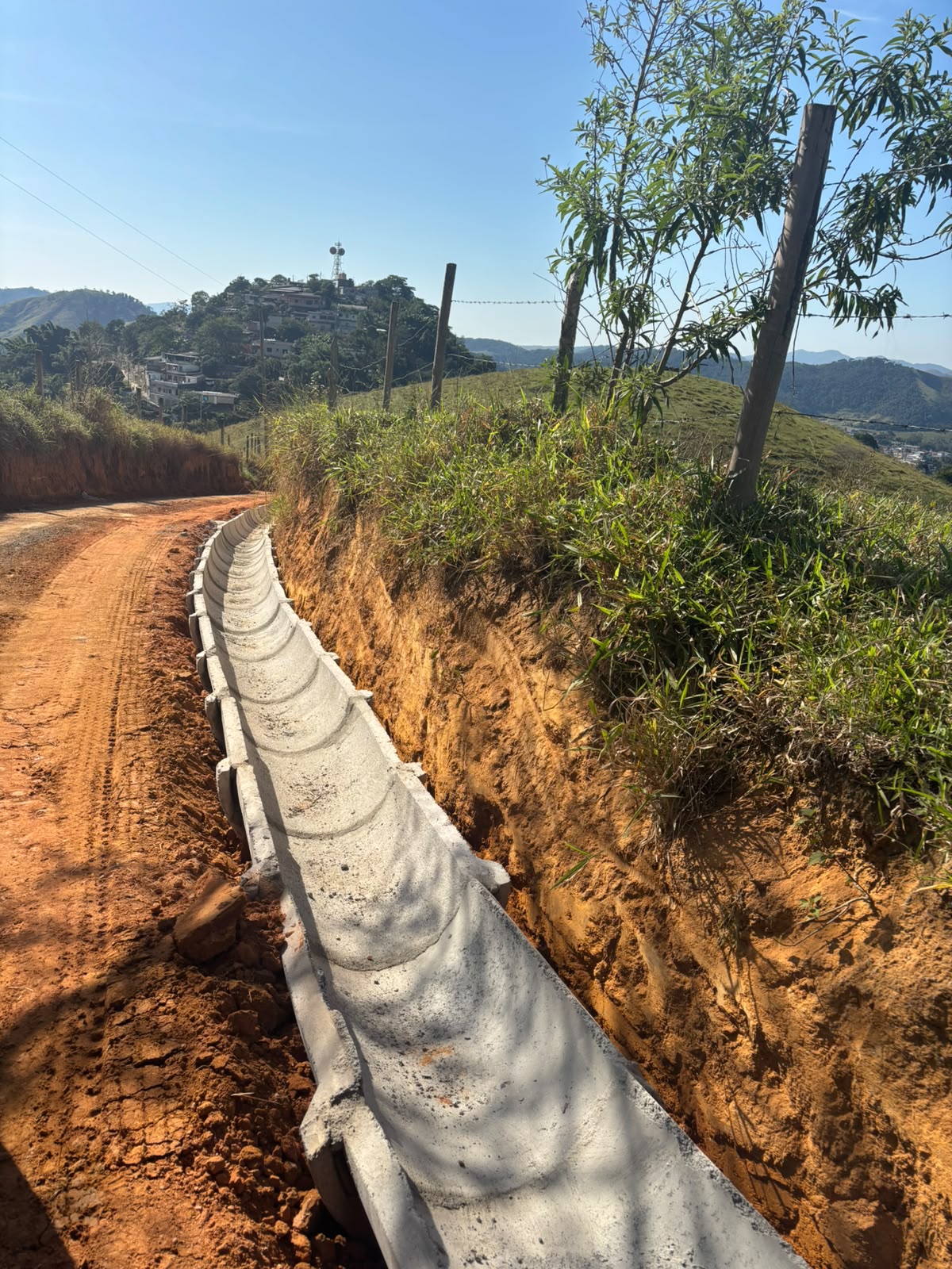 Estrada para a Pedra do Bispo, em Rio Claro, recebe obras de drenagem e pavimentação