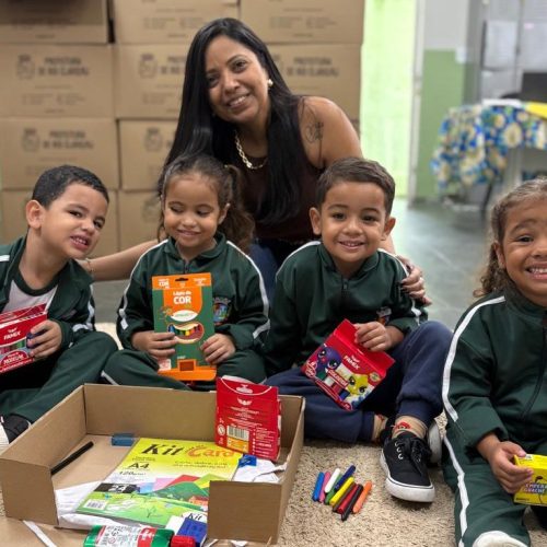 Distribuição de kits escolares começa em Rio Claro e reforça identidade dos alunos com o município