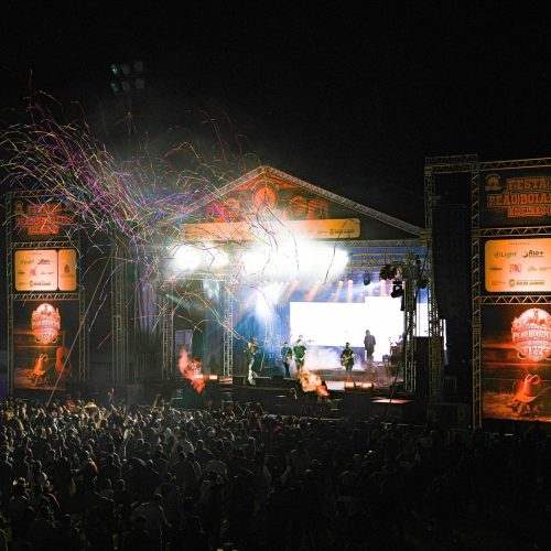 Cerca de dez mil pessoas lotam Parque de Exposições na abertura da Festa do Peão Boiadeiro de Rio Claro
