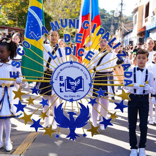 Desfile cívico abre programação da Festa da Paz de Lídice