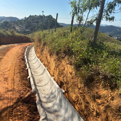Estrada para a Pedra do Bispo, em Rio Claro, recebe obras de drenagem e pavimentação
