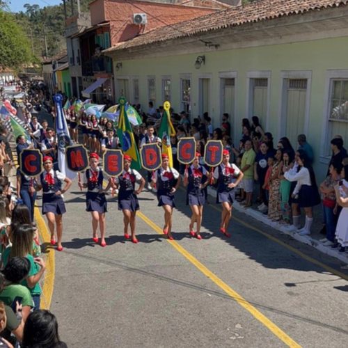 Desfile cívico reunirá cerca mil estudantes em Passa Três com foco na história e no pertencimento